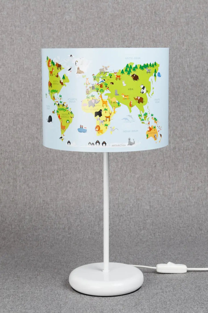 Lampe de table blanche avec abat-jour cylindrique bleu clair vert aux animaux illustrés style carte du monde colorée