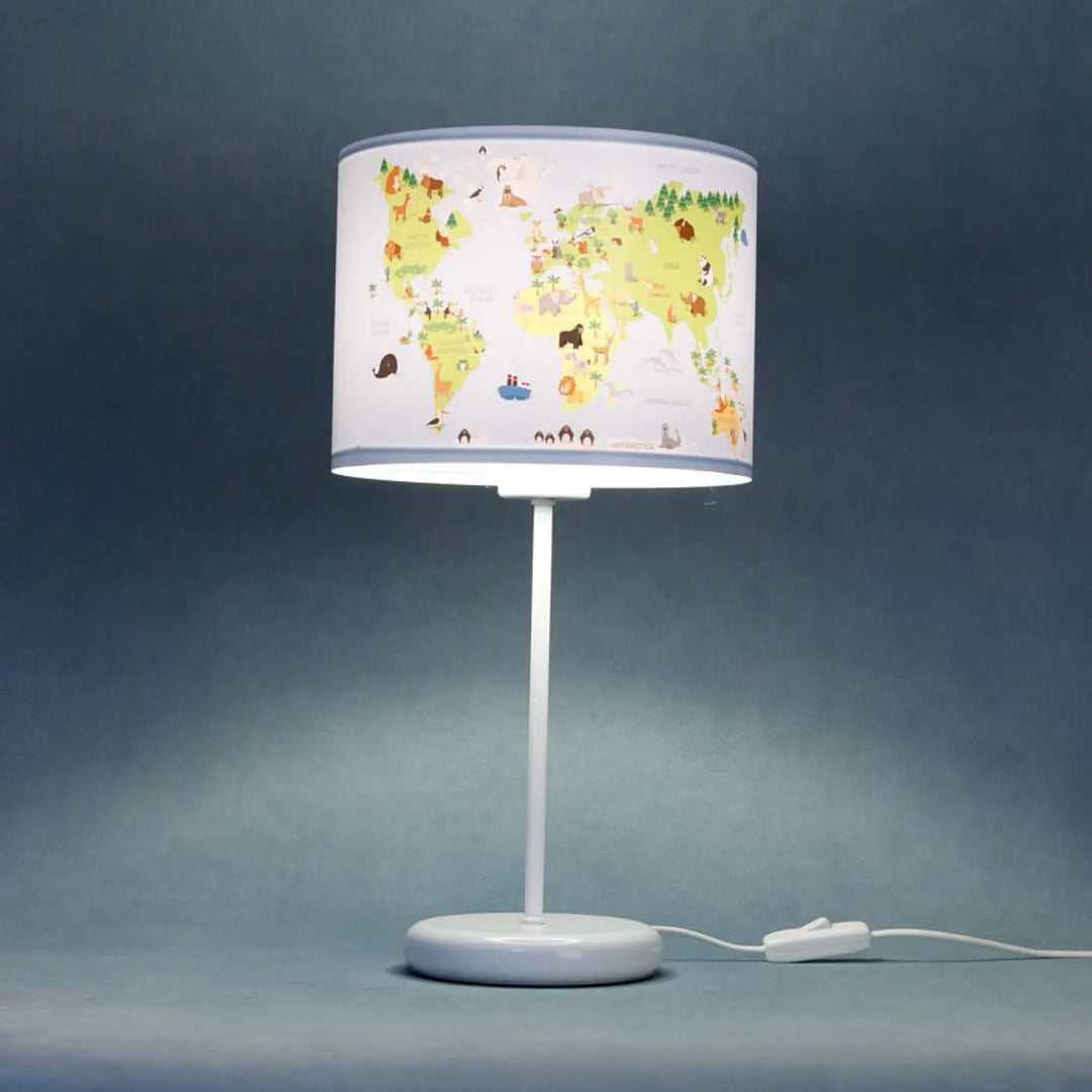 Lampe de table blanc avec abat-jour cylindrique bleu clair vert aux animaux illustrés style carte du monde cartoon