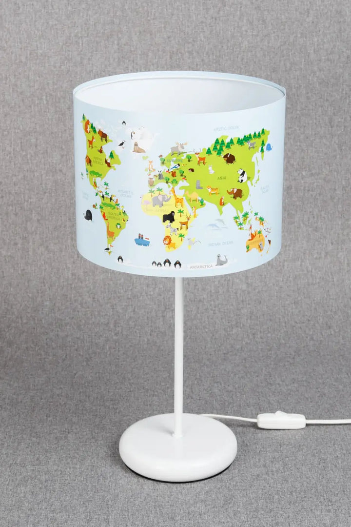 Lampe de table bleu clair avec abat-jour cylindrique vert aux animaux illustrés et carte du monde colorée