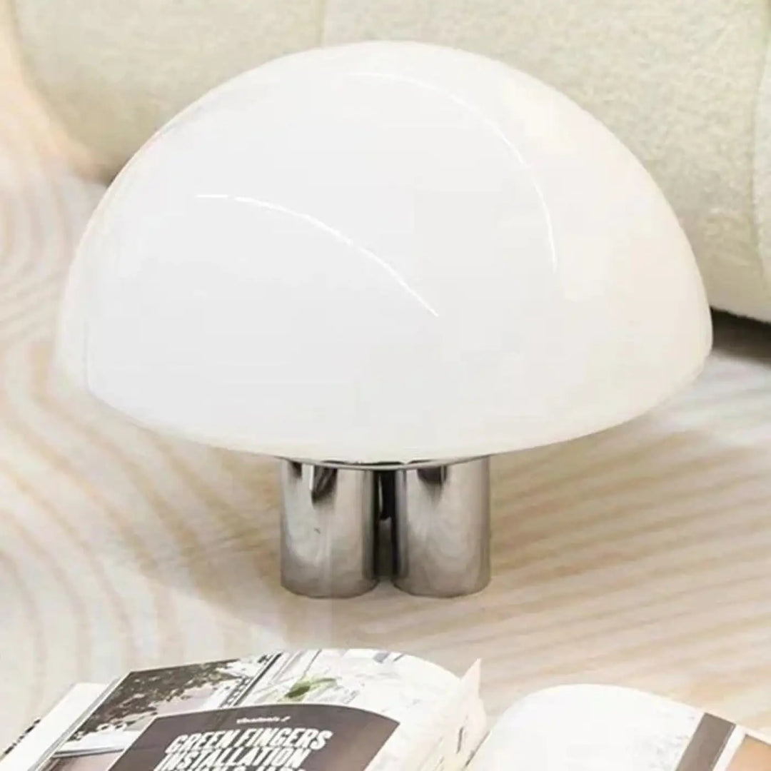 Lampe de table cesar avec dôme en verre opalin blanc et pied chromé design cylindrique poli