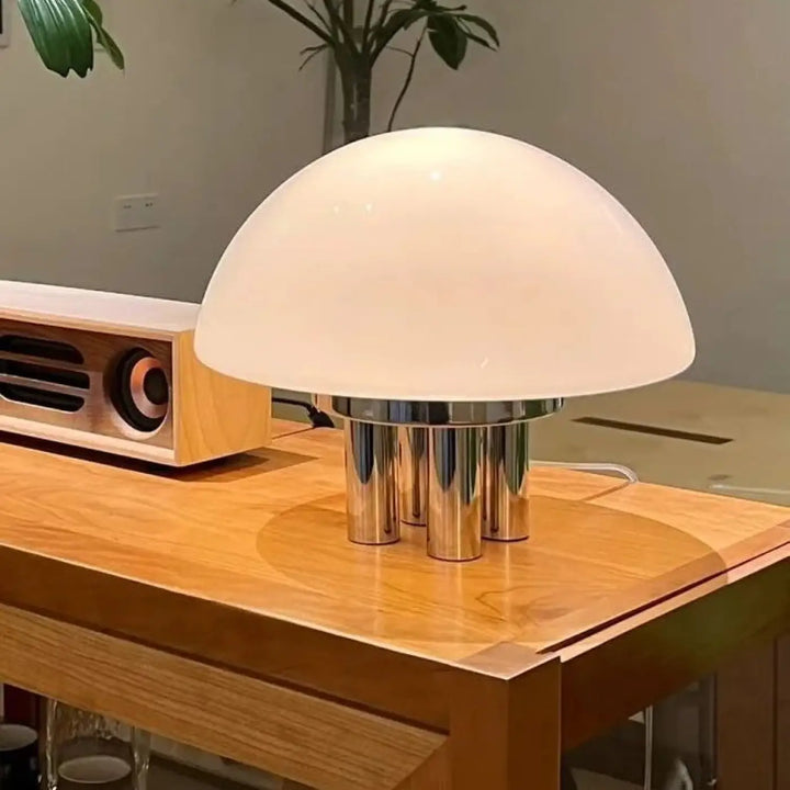 Lampe de table cesar avec dôme en verre opalin et pied chromé design élégant et moderne