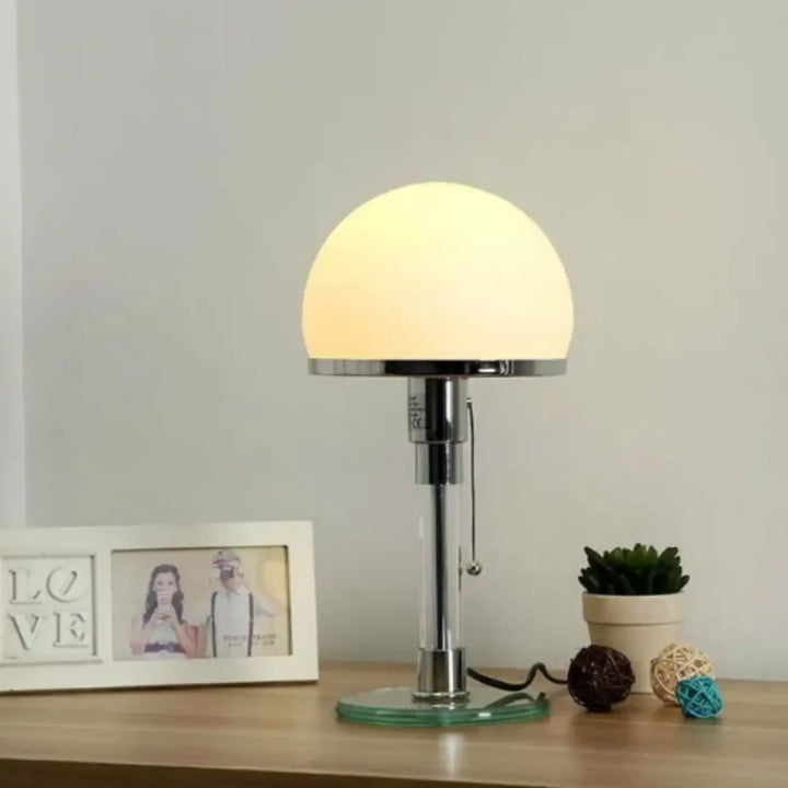 Lampe de table nisha avec base chromée, abat-jour en verre translucide et design pour table contemporaine moderne
