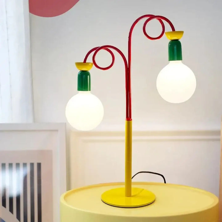 Lampe de table ziggy contemporaine en métal rouge et jaune avec base jaune et détails rétro verts et deux globes lumineux