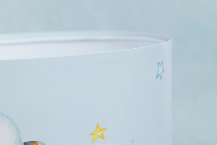 Lampe de table sweet dreams avec abat-jour cylindrique blanc orné d étoiles jaunes et bleues pour cosmique bleu enfant
