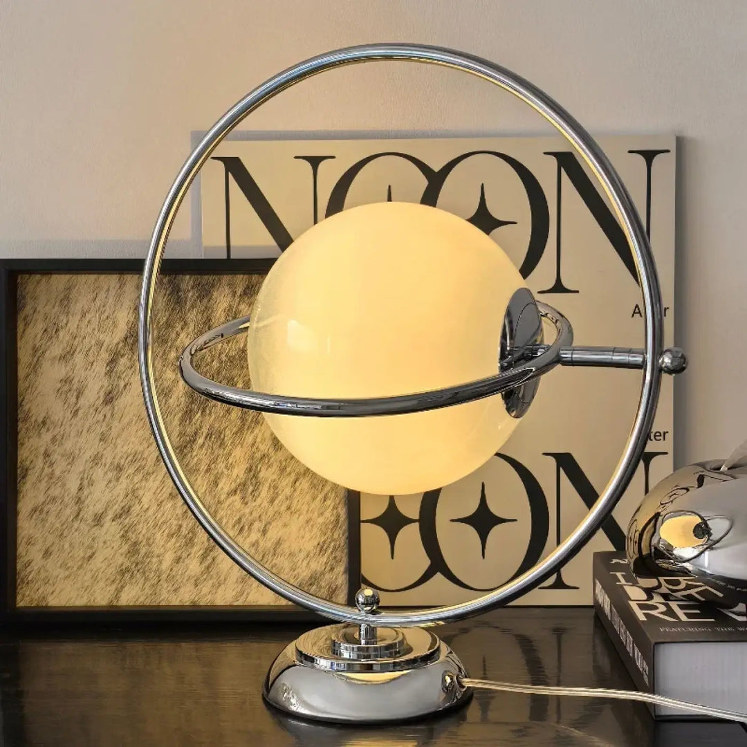 Lampe de table dessi avec effet planète base métallique chrome et sphère en verre ambre pour lampe décorative