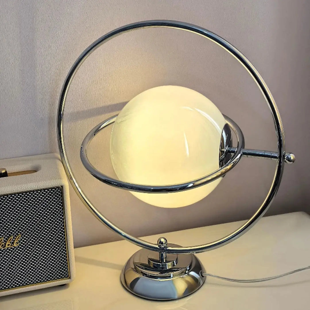Lampe de table dessi avec effet planète globe en verre translucide off-white et base métallique chrome poli