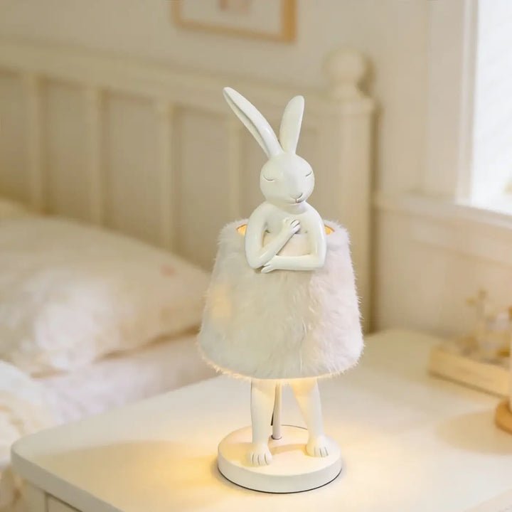 Lampe de table bunnya en céramique blanche avec jupe en fourrure blanche, un objet décoratif et table décorative élégant
