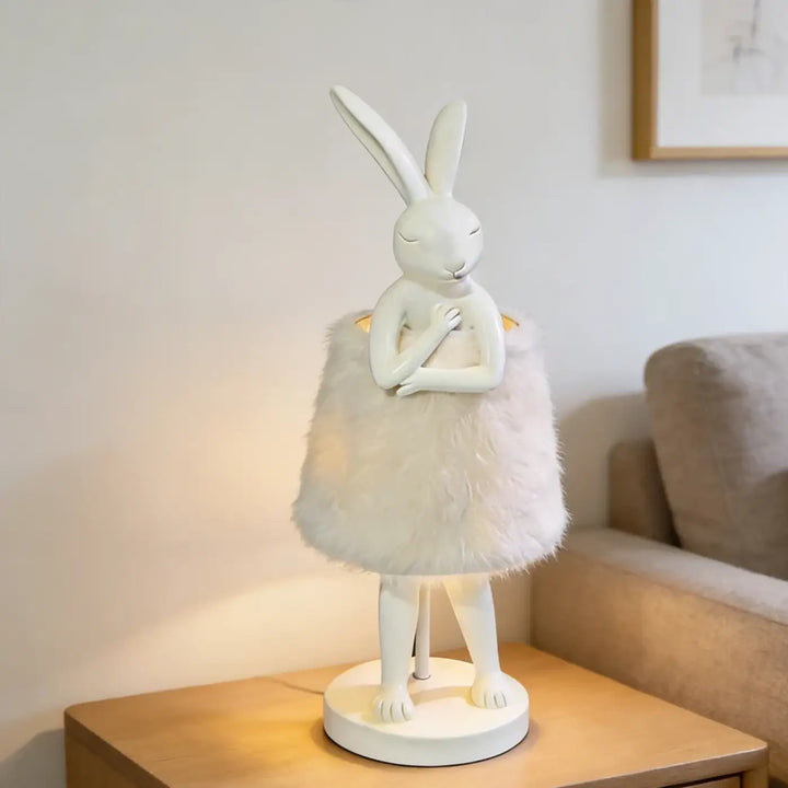 Lampe de table bunnya en céramique blanche avec jupe duveteuse blanche, objet décoratif et table décorative élégant