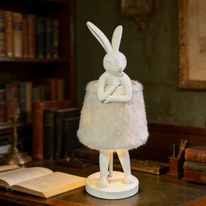 Lampe de table decorative bunnya en céramique blanche avec jupe en fausse fourrure blanche pour un objet décoratif plus qu’un simple éclairage