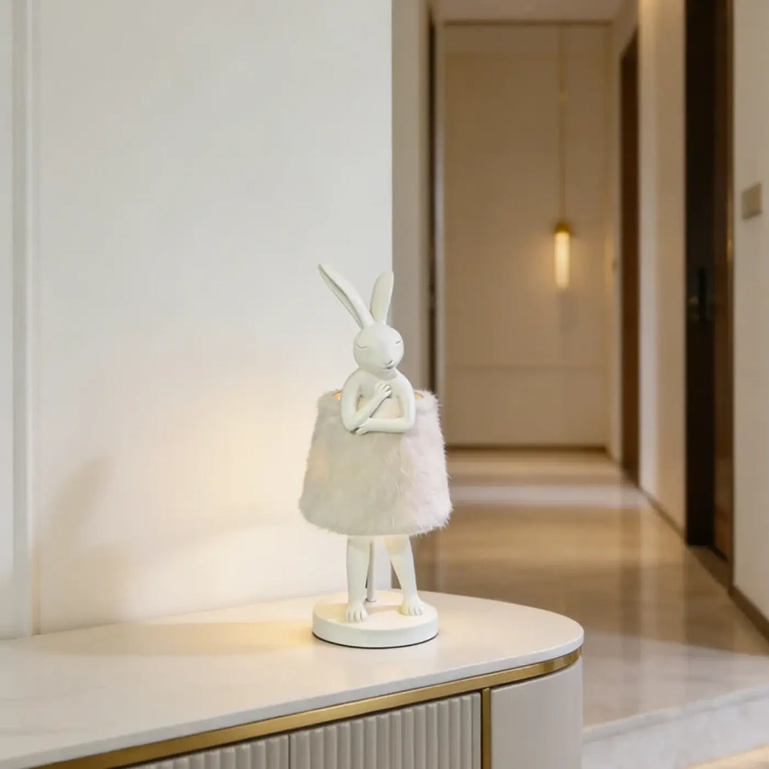 Lampe de table bunnya en céramique blanche avec jupe texturée fluffy sur base circulaire idéale comme table décorative plus qu’un simple objet décoratif
