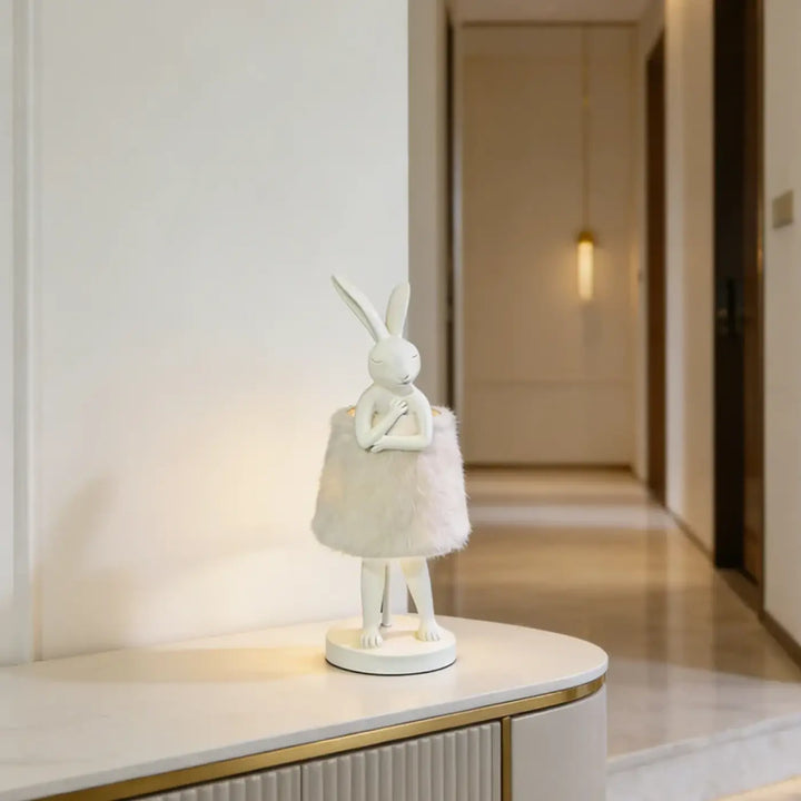 Lampe de table bunnya en céramique blanche avec jupe texturée fluffy sur base circulaire idéale comme table décorative plus qu’un simple objet décoratif