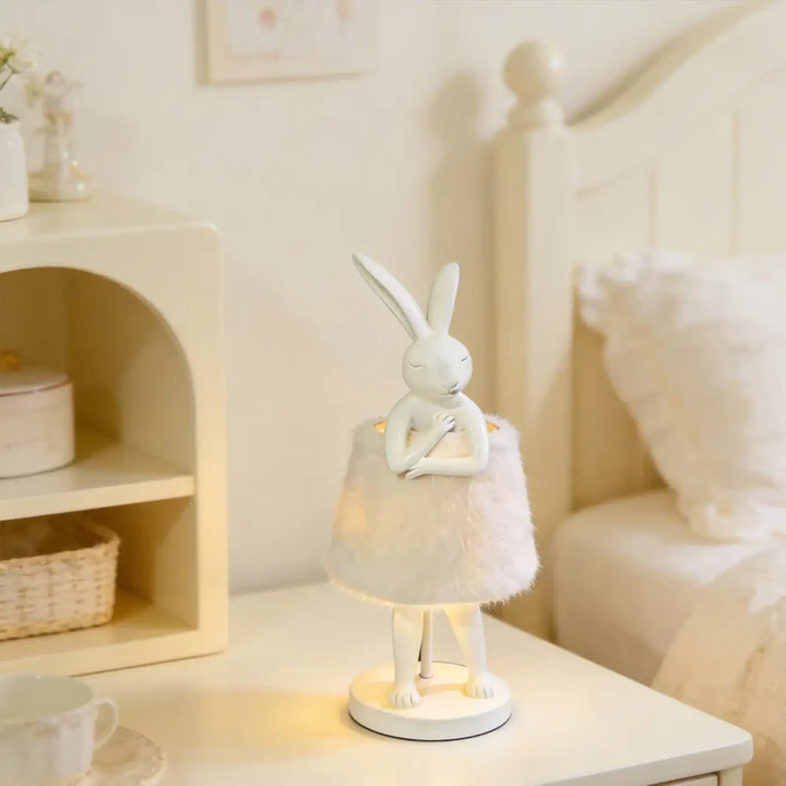 Lampe de table bunnya en céramique blanche en forme de lapin avec jupe en tulle blanc pour une table décorative plus qu’un objet décoratif