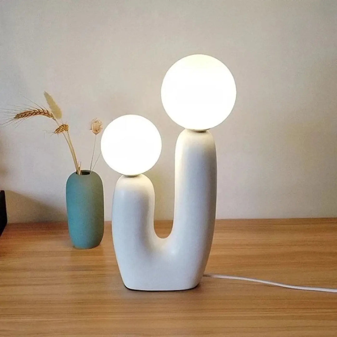 Lampe de table tsilo en céramique blanche moderne avec deux ampoules sphériques en verre sont-elles incluses piles sont-elles nécessaires