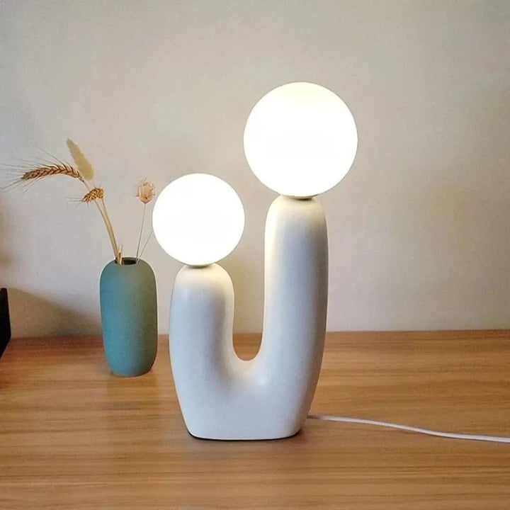 Lampe de table tsilo en céramique blanche moderne avec deux ampoules sphériques en verre sont-elles incluses piles sont-elles nécessaires