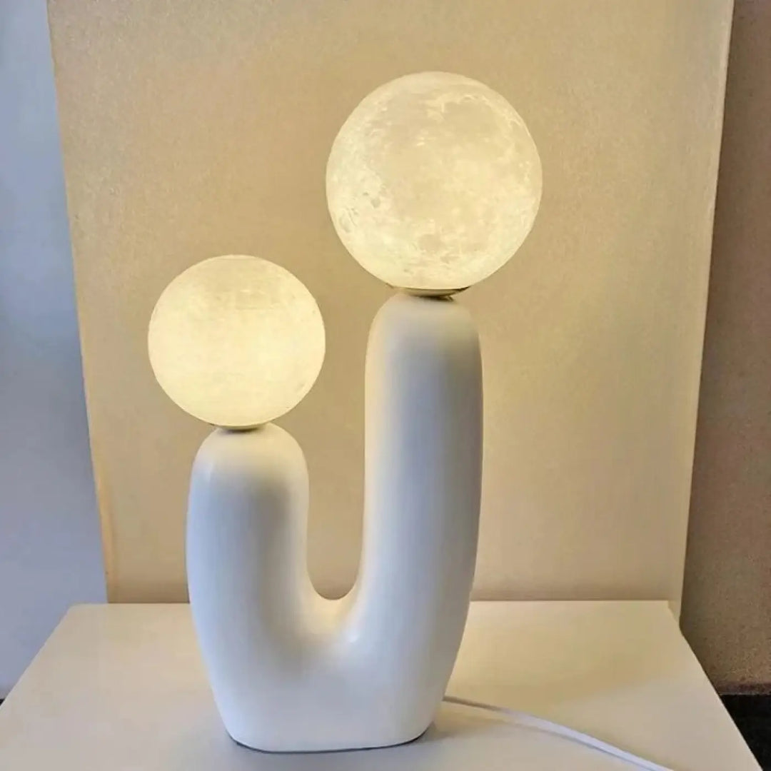 Lampe de table tsilo en céramique blanche avec deux globes lunaires illuminés piles sont-elles incluses