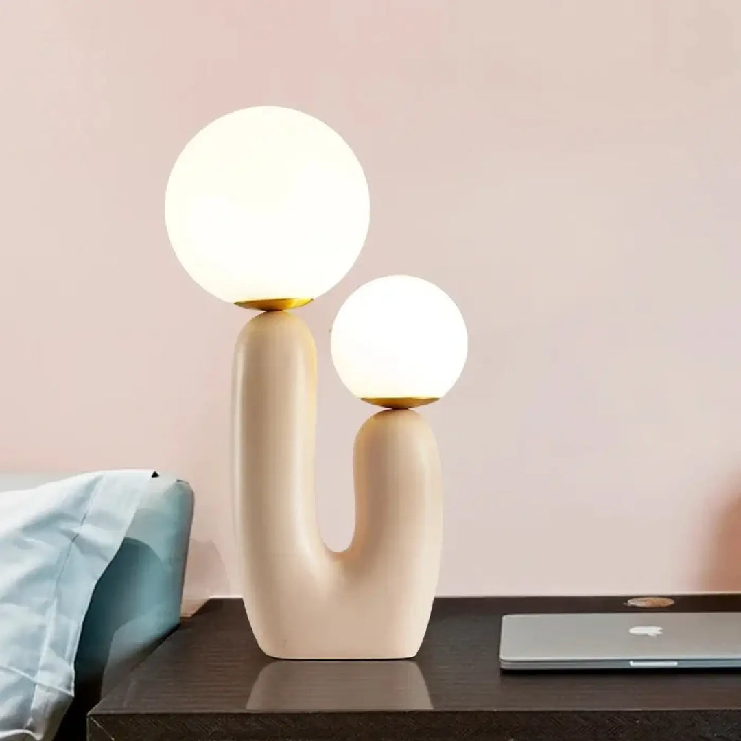Lampe de table tsilo en céramique crème avec deux globes en verre lumineux et accents dorés sont-elles incluses piles sont-elles nécessaires