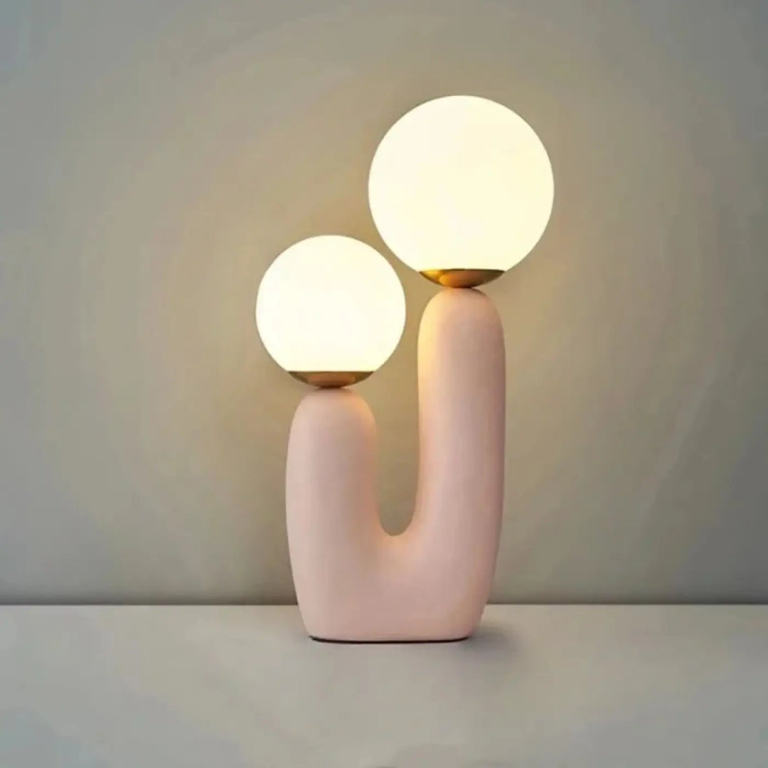 Lampe de table tsilo en céramique rose pastel avec deux globes en verre lumineux et accents dorés sont-elles incluses