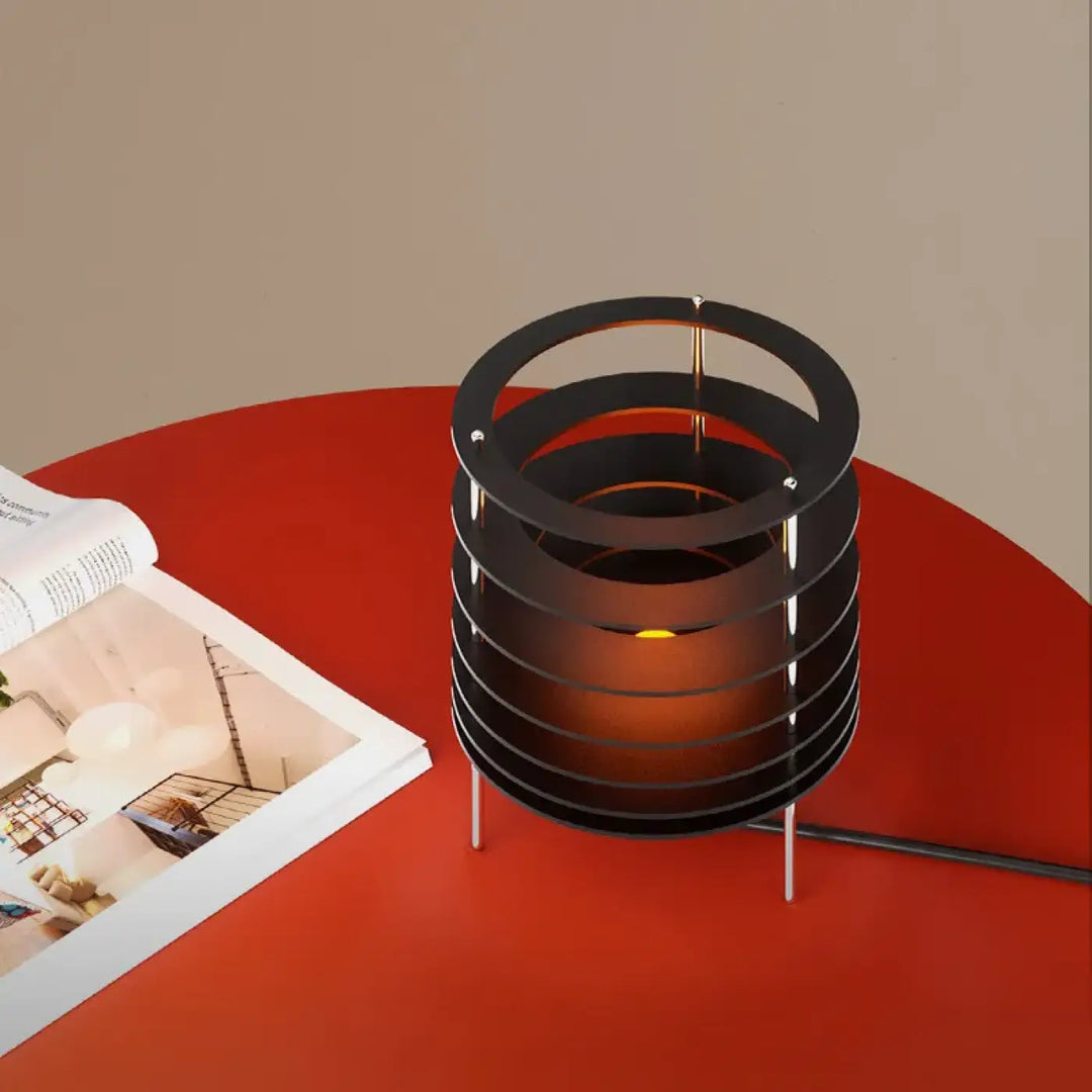 Lampe de table krona noire à anneaux superposés avec une lueur ambre chaude pour décoration intérieure et table design