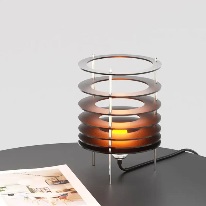 Lampe de table krona avec anneaux superposés en verre ambré et supports métalliques pour décoration intérieure moderne
