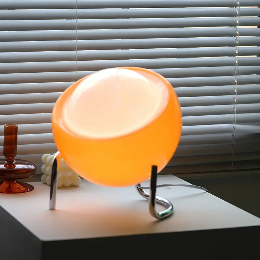Lampe de table design boule inclinee pour interieur chic