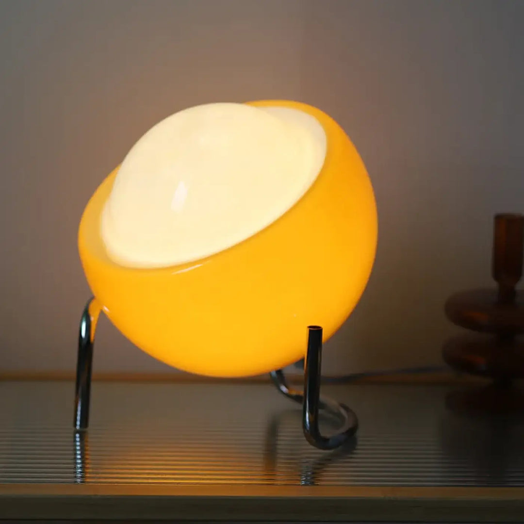 Lampe de table design boule inclinee pour interieur chic