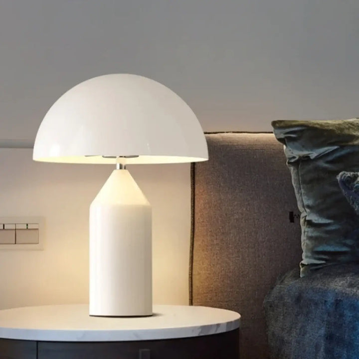 Lampe de table gatti blanche en forme de champignon avec finition lisse et design minimaliste pour chambre à coucher