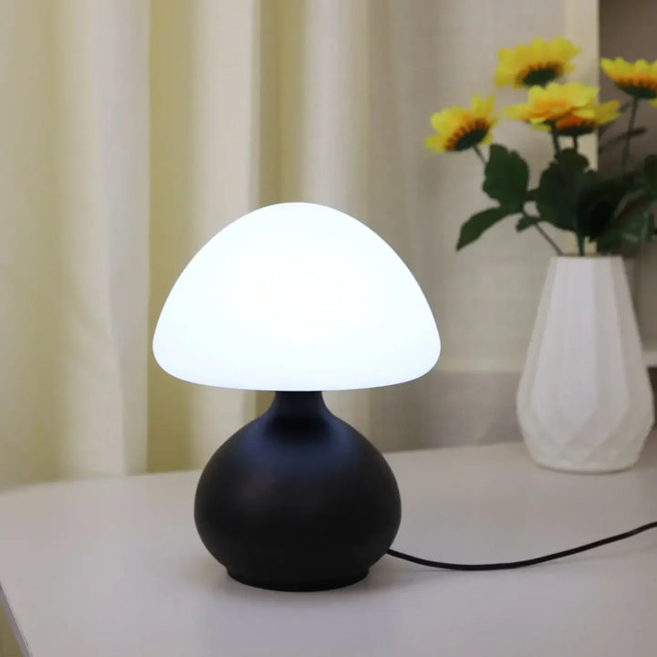 Lampe de table nivys design champignon noire avec abat-jour en verre opalin blanc pour table design champignon