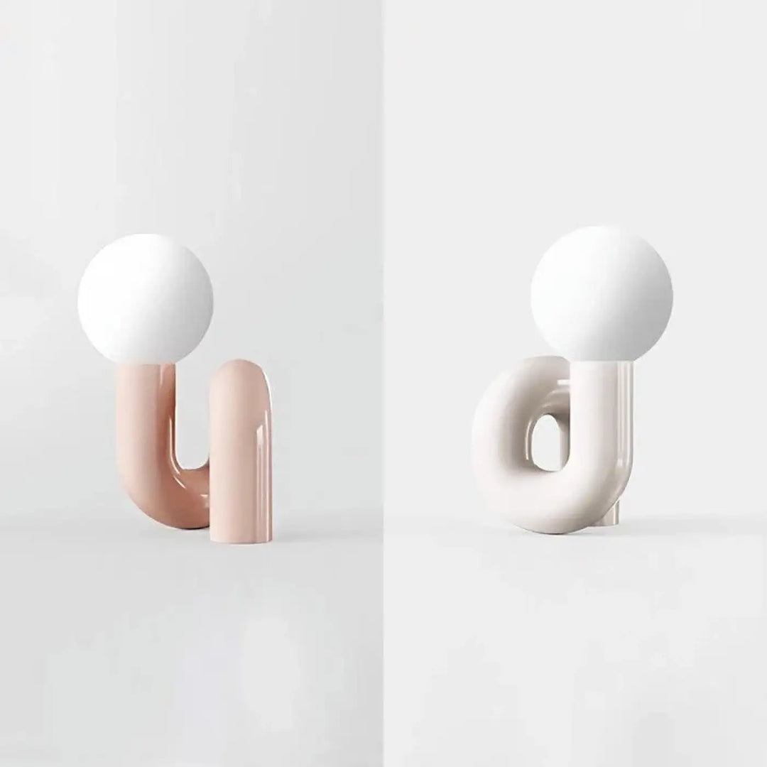 Lampe de table yeimy en céramique minimaliste avec abat-jour sphérique blanc mat et base courbe rose pâle pour décoration intérieure chic et détail compte