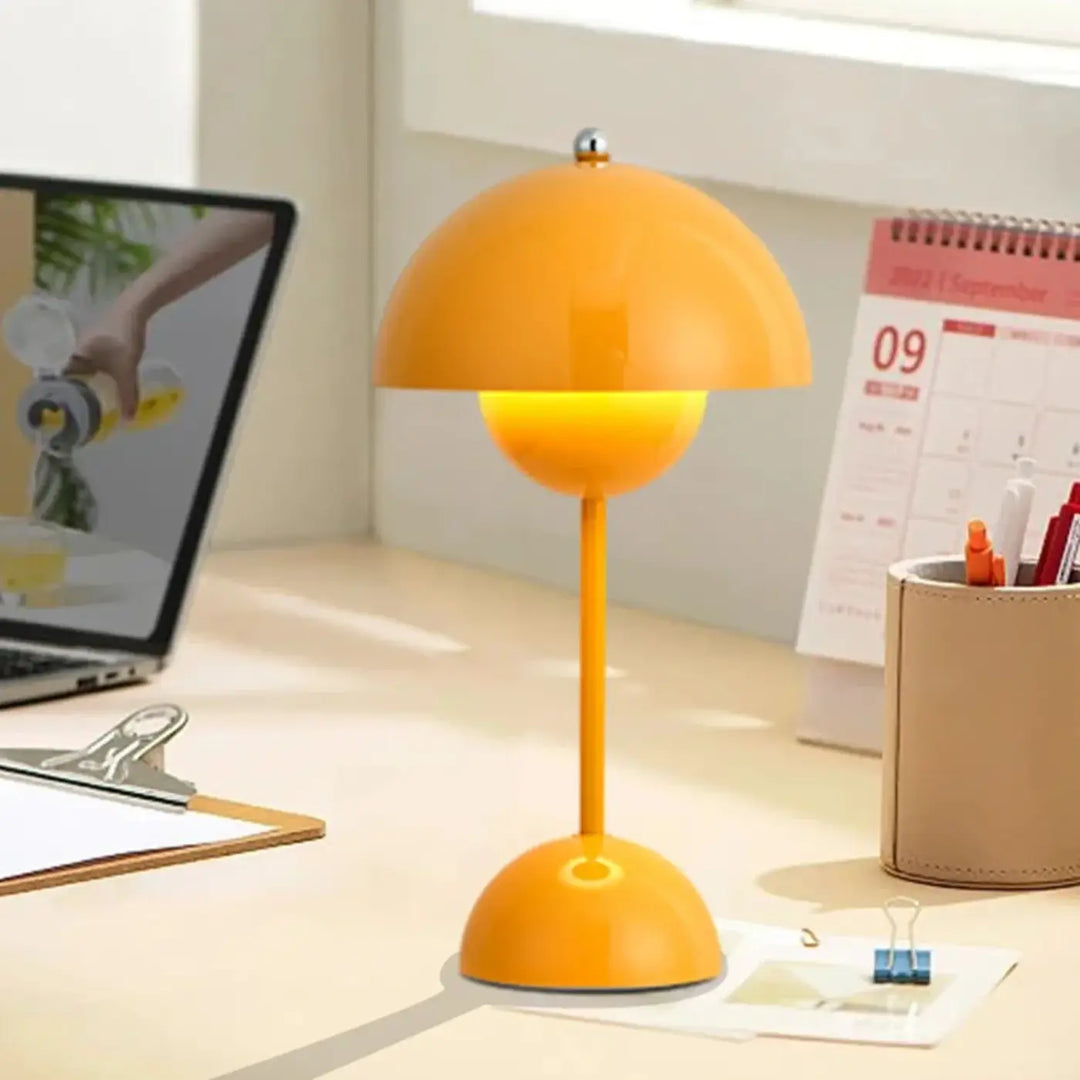 Lampe de table kopel orange vif avec diffuseur sphérique lumineux en métal au design moderne et coloré