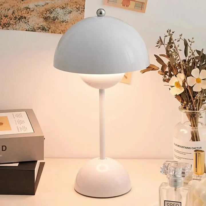 Lampe de table kopel avec diffuseur sphérique lumineux blanc et base assortie pour un design minimaliste