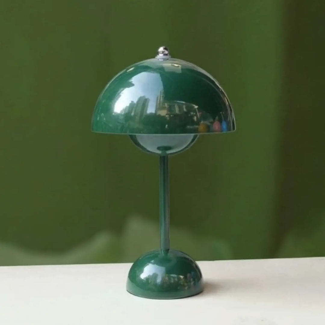 Lampe de table kopel en vert émeraude avec diffuseur sphérique lumineux et accent argenté métallique design coloré
