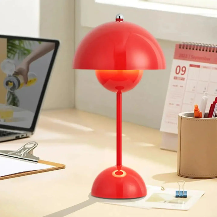 Lampe de table kopel rouge brillant en plastique avec diffuseur sphérique lumineux en forme de fleur et tige élégante