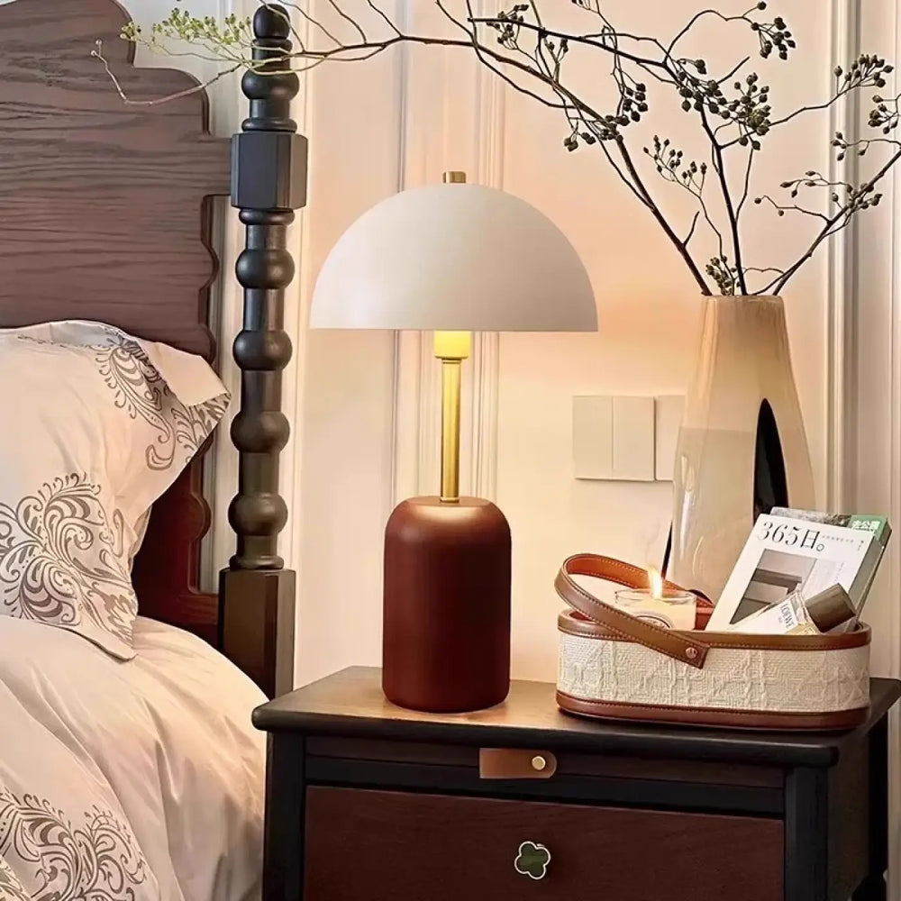 Lampe de chevet evaly en céramique chaude avec abat-jour blanc et design contemporain offrant une lumière douce