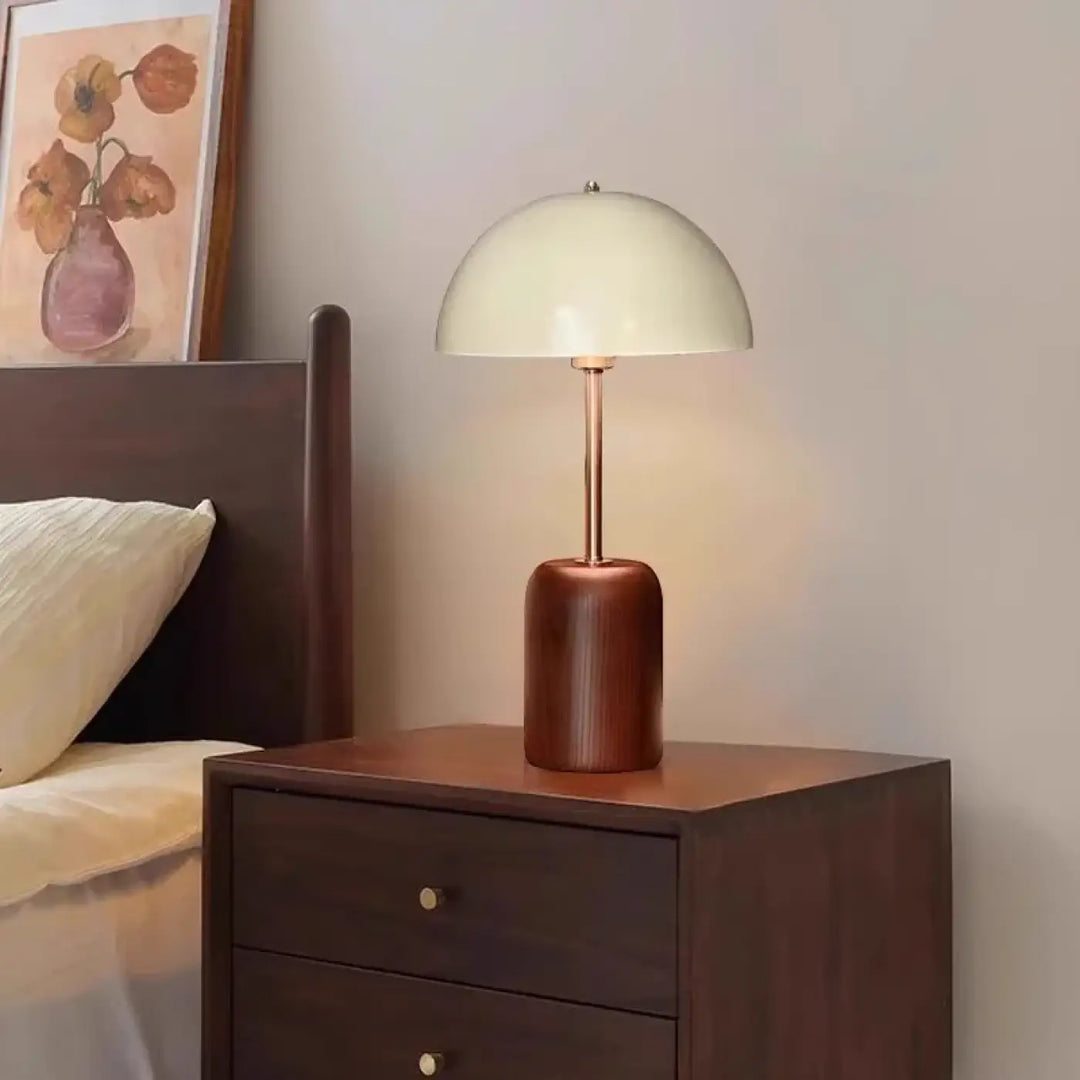 Lampe de chevet evaly avec abat-jour blanc en verre crème et design contemporain en laiton pour lumière douce