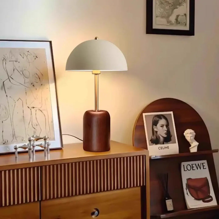 Lampe de chevet evaly avec abat-jour blanc mat, tige en laiton poli et base en bois brun pour design contemporain et lumière douce