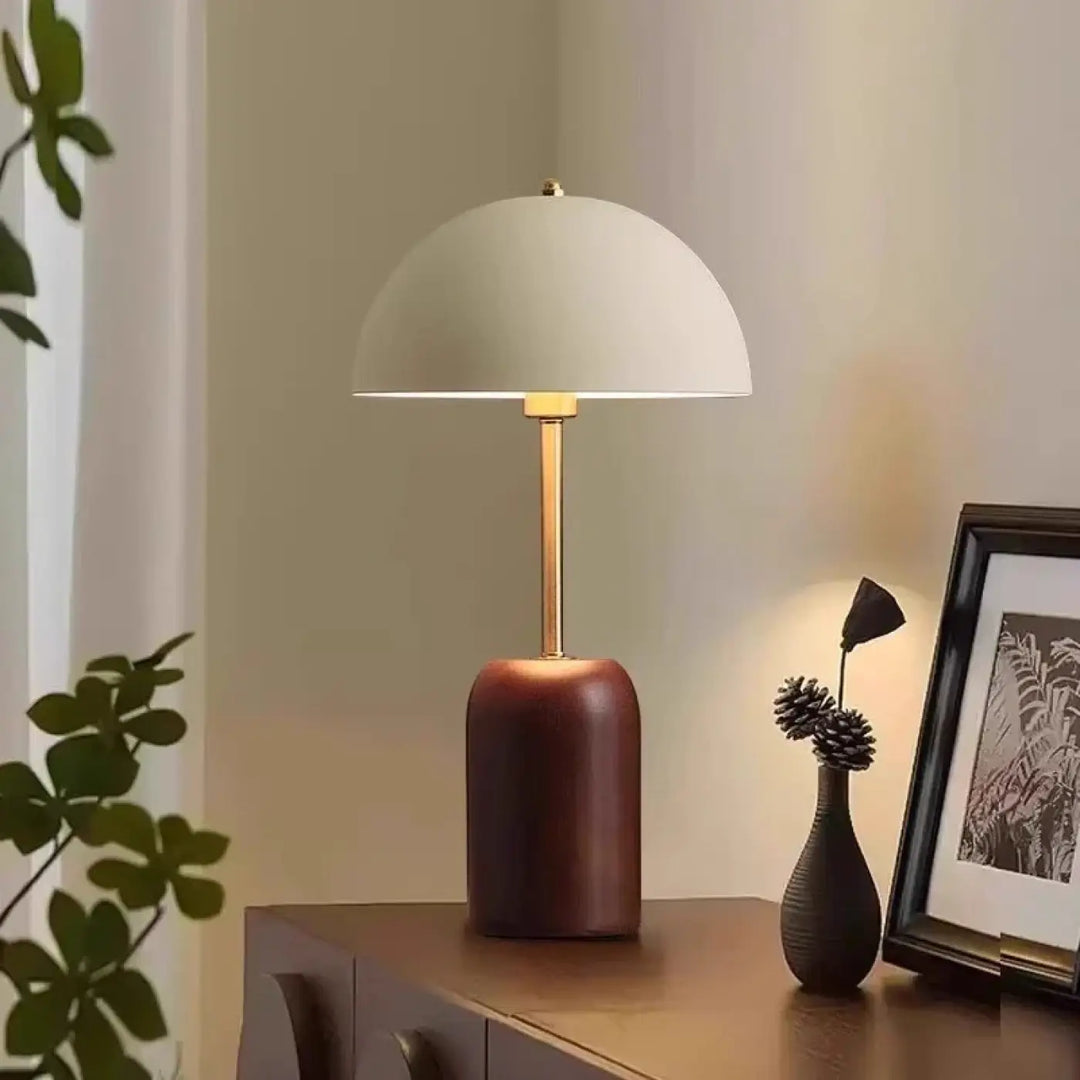 Lampe de chevet evaly avec abat-jour blanc mat, tige couleur laiton, base en céramique marron design contemporain lumière douce