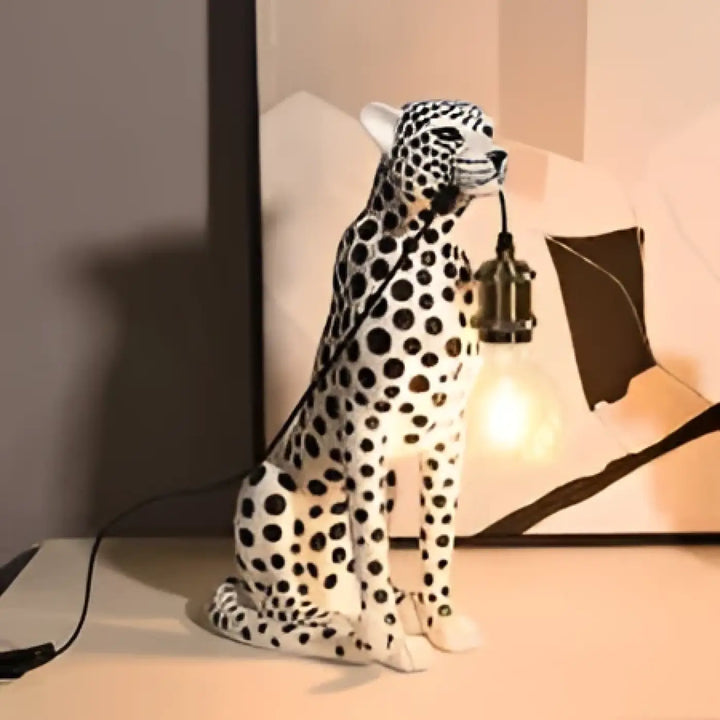 Lampe de table felina en céramique blanche brillante avec spots noirs design léopard pour table design élégante