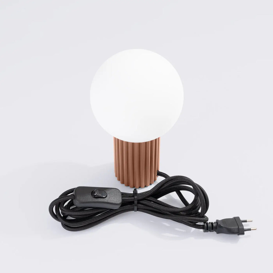 Lampe a poser halo moka en cuivre avec globe en verre laiteux blanc et cordon noir pour éclairage intérieur