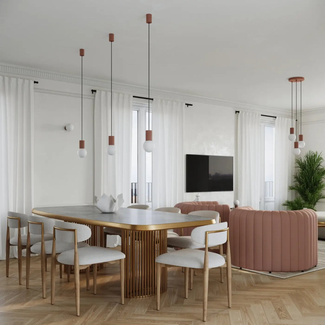 Lampe halo poser halo moka avec verre laiteux sur une table à manger moderne en marbre avec base en lamelles dorées