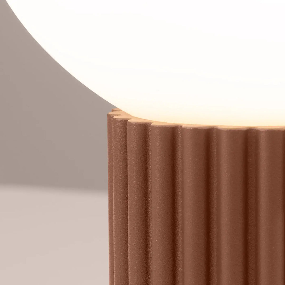 Lampe halo poser moka avec base terracotta cannelée et ampoule sphérique en verre laiteux doucement lumineuse