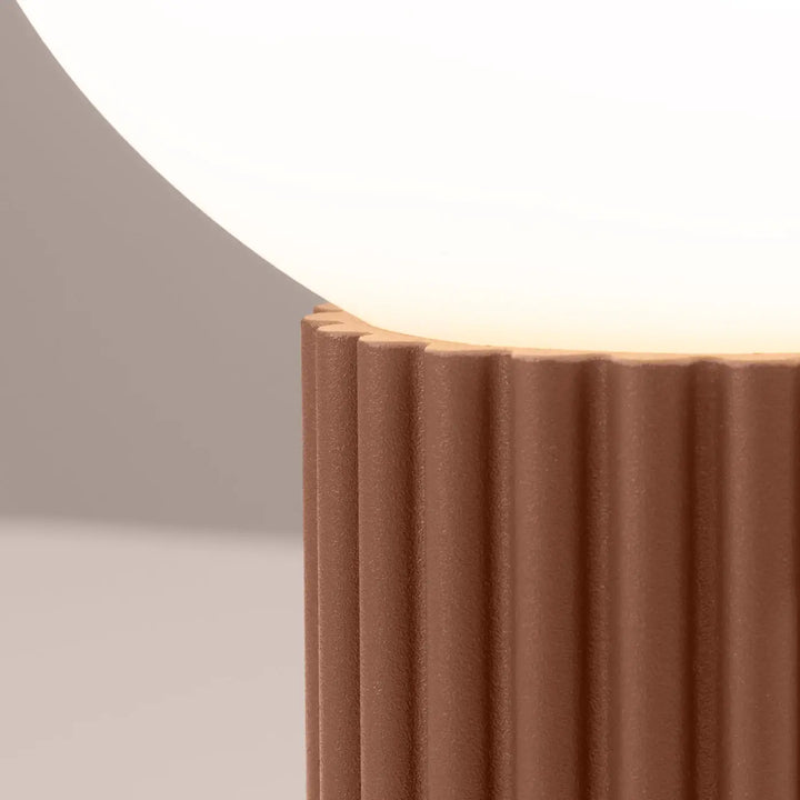 Lampe halo poser moka avec base terracotta cannelée et ampoule sphérique en verre laiteux doucement lumineuse