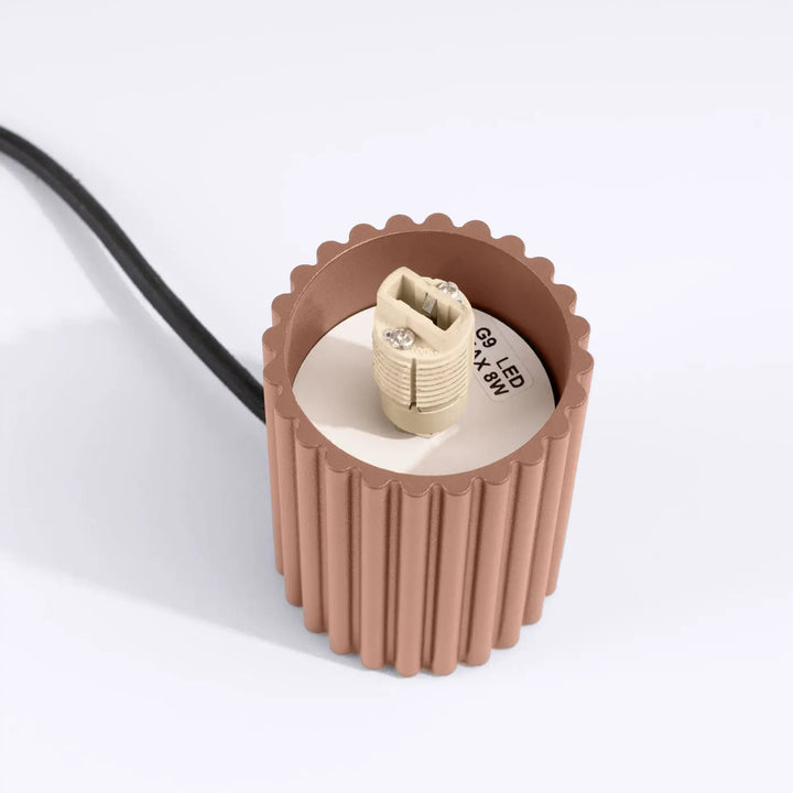 Lampe halo poser halo moka base cylindrique cuivrée à rainures verticales bord festonné avec verre laiteux