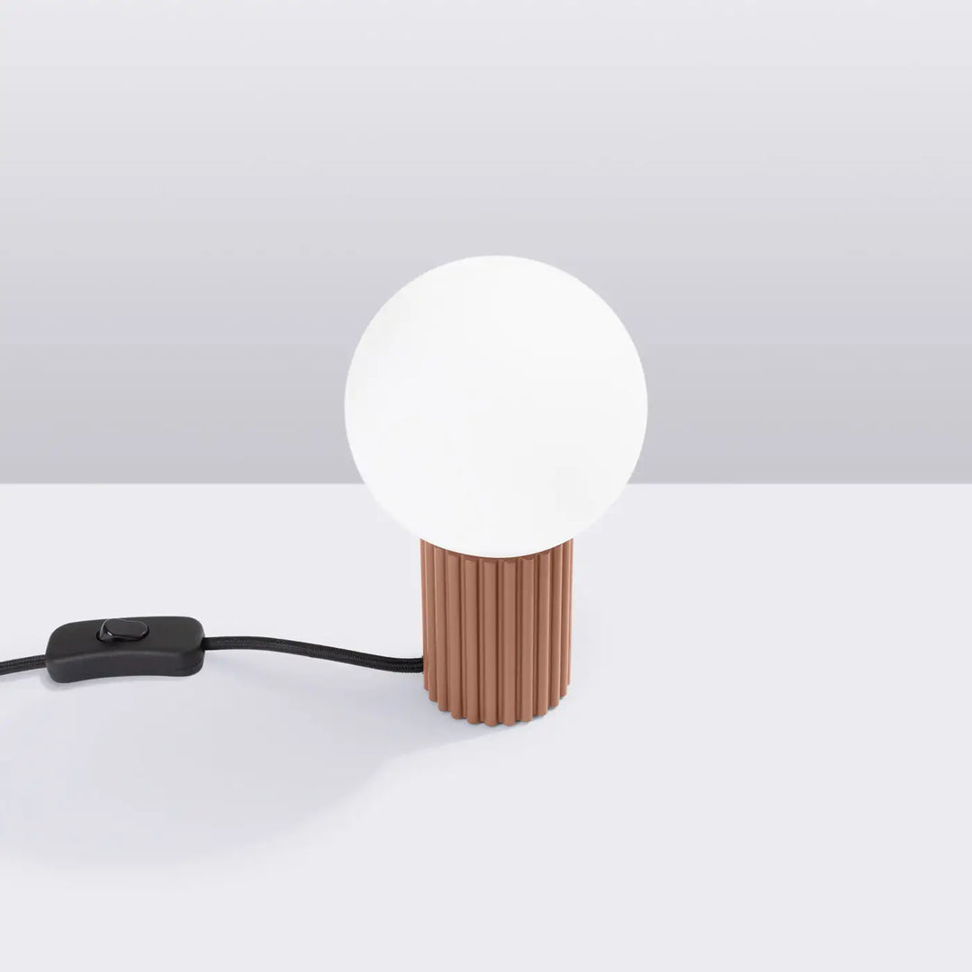 Lampe halo poser halo moka avec abat-jour sphérique en verre laiteux et base cylindrique texturée terracotta