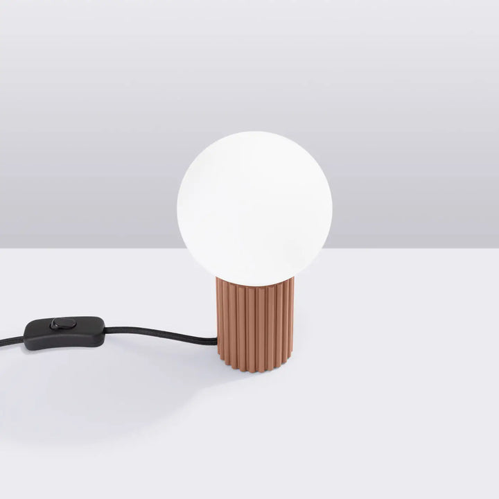 Lampe halo poser halo moka avec abat-jour sphérique en verre laiteux et base cylindrique texturée terracotta