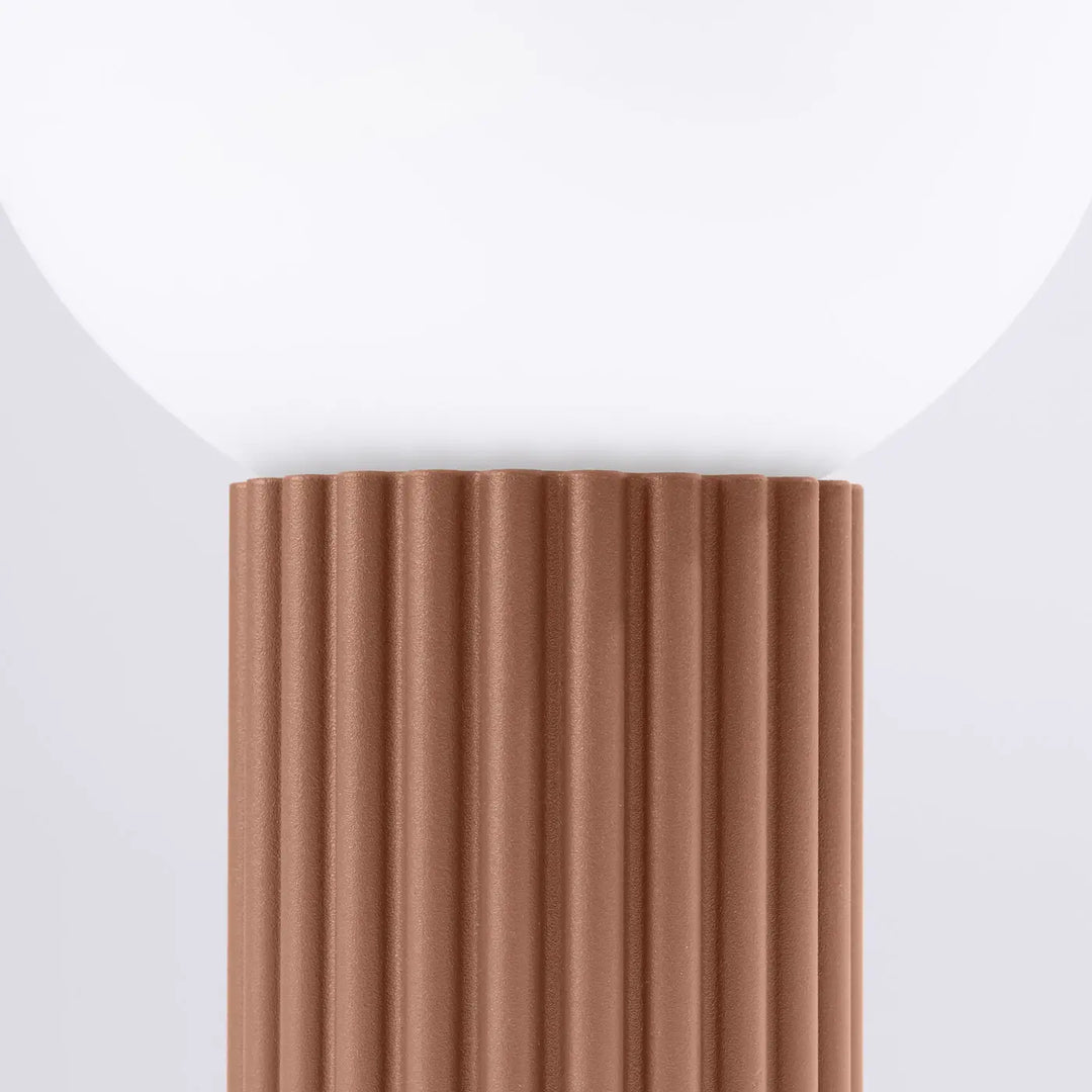 Lampe halo poser halo moka avec abat-jour sphérique en verre laiteux blanc et base texturée marron côtelée