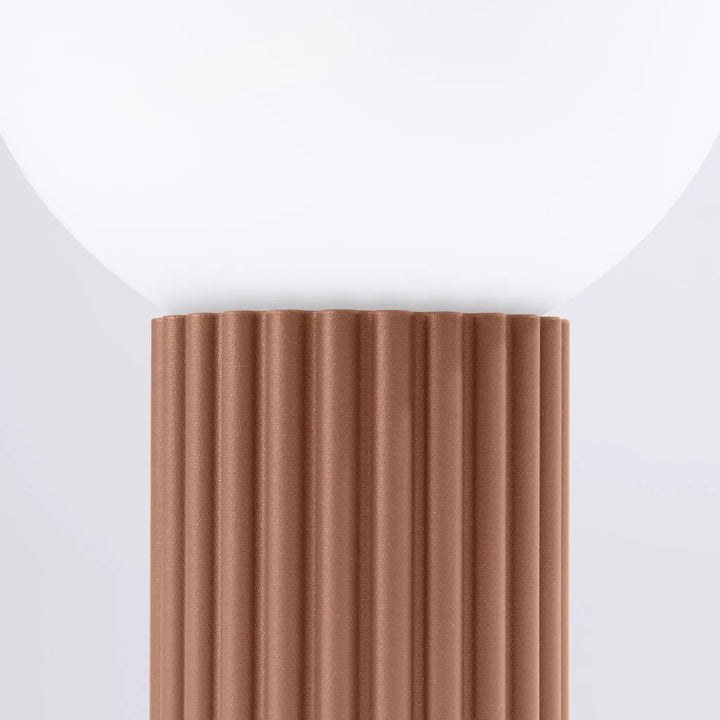 Lampe halo poser halo moka avec abat-jour sphérique en verre laiteux blanc et base texturée marron côtelée