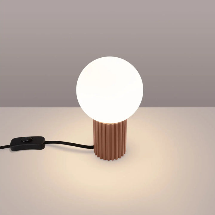 Lampe halo poser halo moka avec abat-jour sphérique en verre laiteux blanc et base cuivrée nervurée texturée