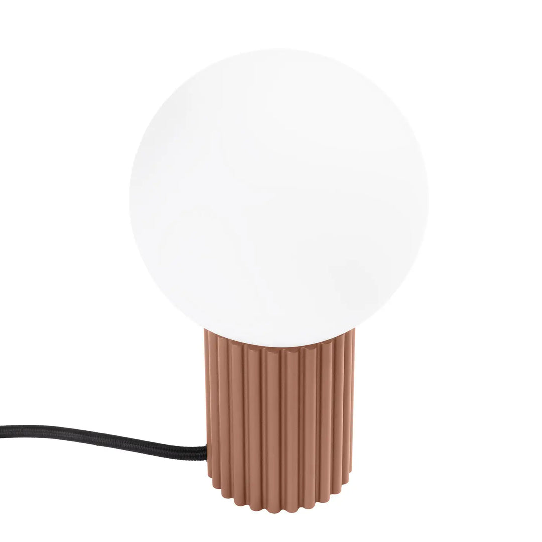 Lampe halo poser halo moka avec abat-jour en verre laiteux sphérique et base cannelée terracotta moderne