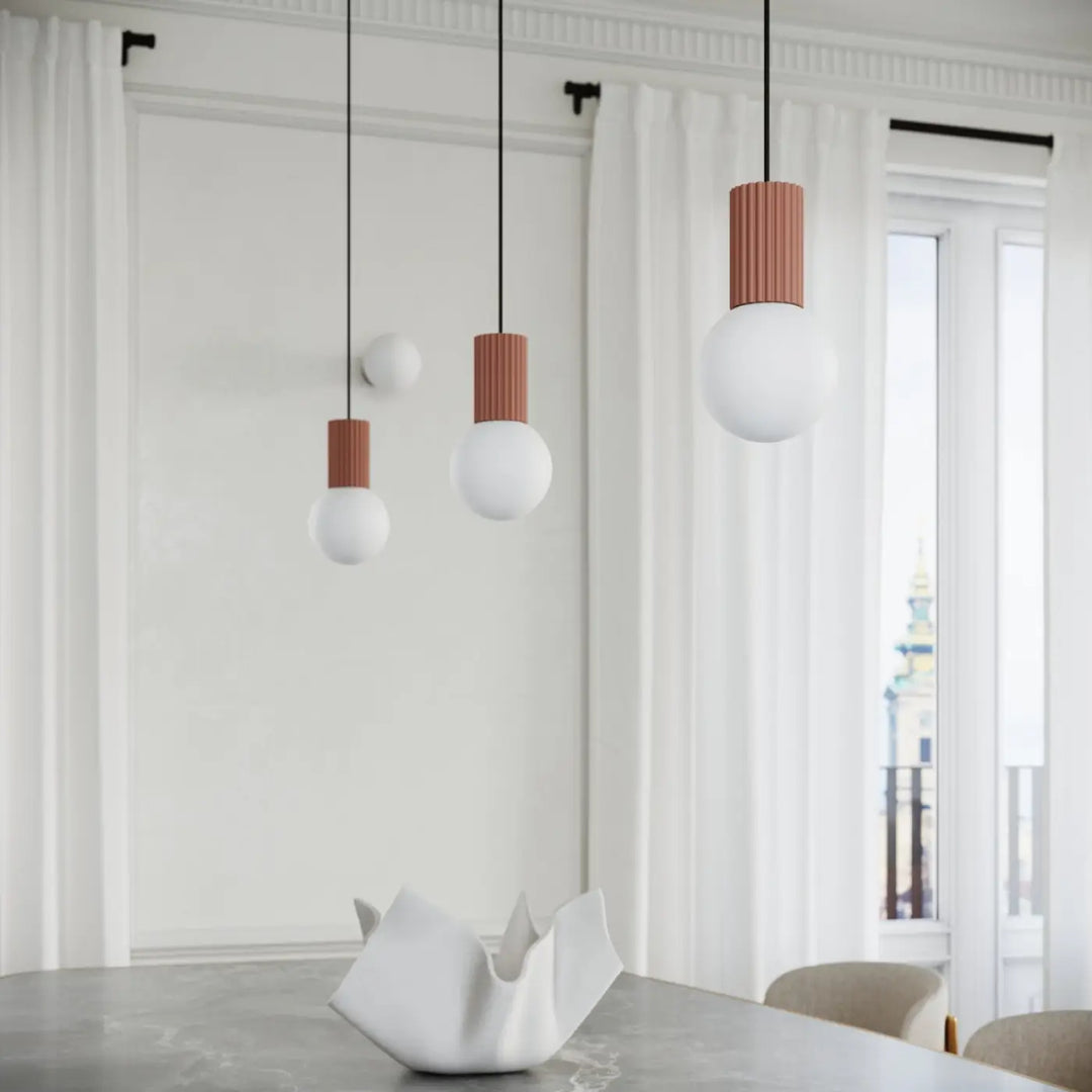 Lampe halo poser halo moka avec verre laiteux sphérique blanc mat et dessus cylindrique cuivre texturé suspendu par cordons noirs