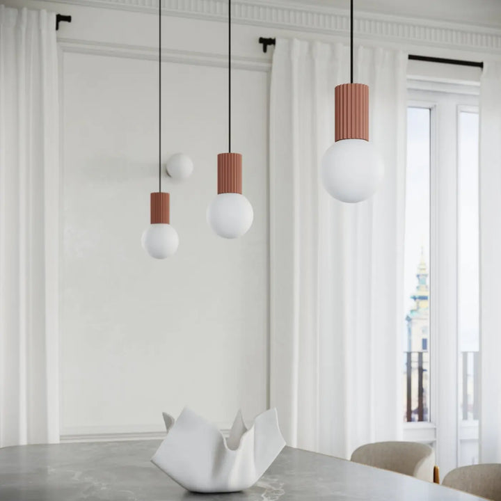Lampe halo poser halo moka avec verre laiteux sphérique blanc mat et dessus cylindrique cuivre texturé suspendu par cordons noirs